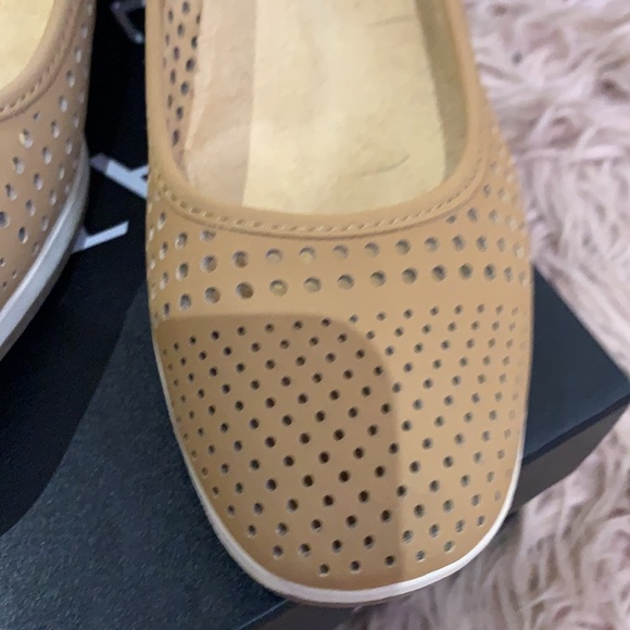 Shoes - Picture 2 of 4